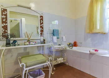 MuldersdriftAccommodationBushwillowbathroom1.jpg