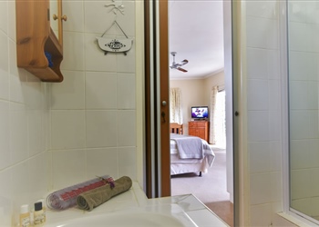 Bed and Breakfast Muldersdrift LemonThorn Cottage bathroom 1.jpg