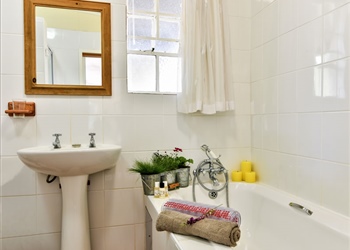 BedandBreakfastMuldersdriftLemonThornCottagebathroom2.jpg