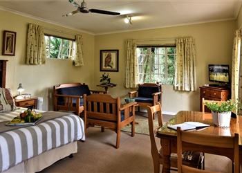 BedandBreakfastMuldersdriftLemonThornCottageinterior.jpg