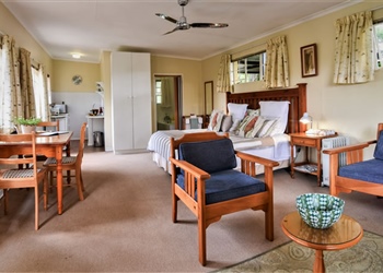 BedandBreakfastMuldersdriftLemonThornCottageinterior1.jpg