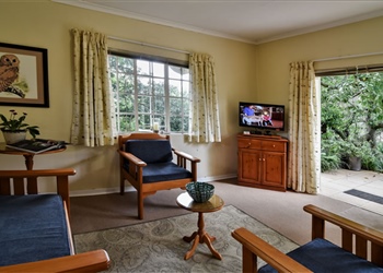 BedandBreakfastMuldersdriftLemonThornCottagelounge.jpg
